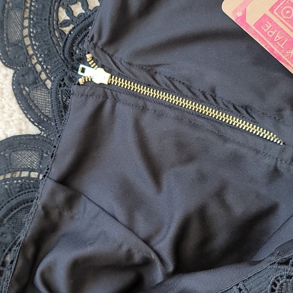 Lace Mini Skirt - Picture 4 of 4